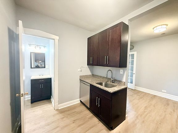 3rd image of 1443 W Balmoral Ave APT 2N
