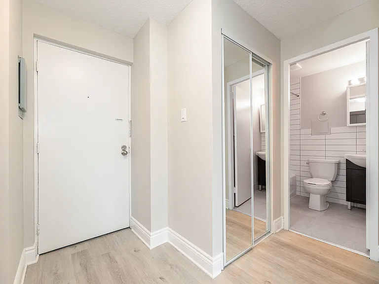 215 Clarence St — Photo 20