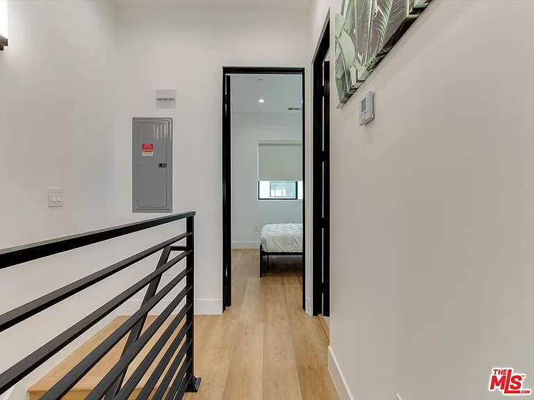 2815 S Redondo Blvd — Photo 14