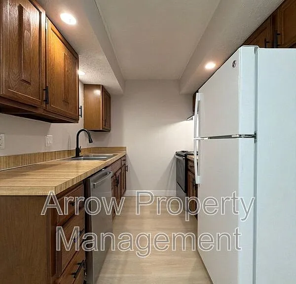 3341 Holdrege St #10 — Photo 1