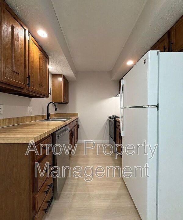 1st image of 3341 Holdrege St Unit 10