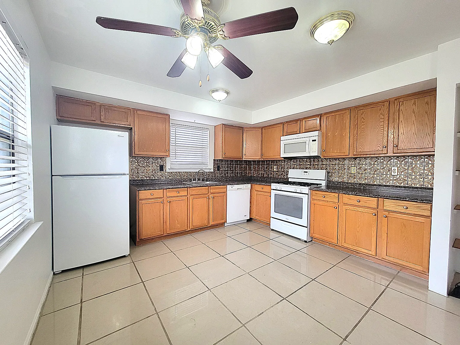 2 bed, 1.5 bath, 1200 sqft, $2,000 — Photo 2