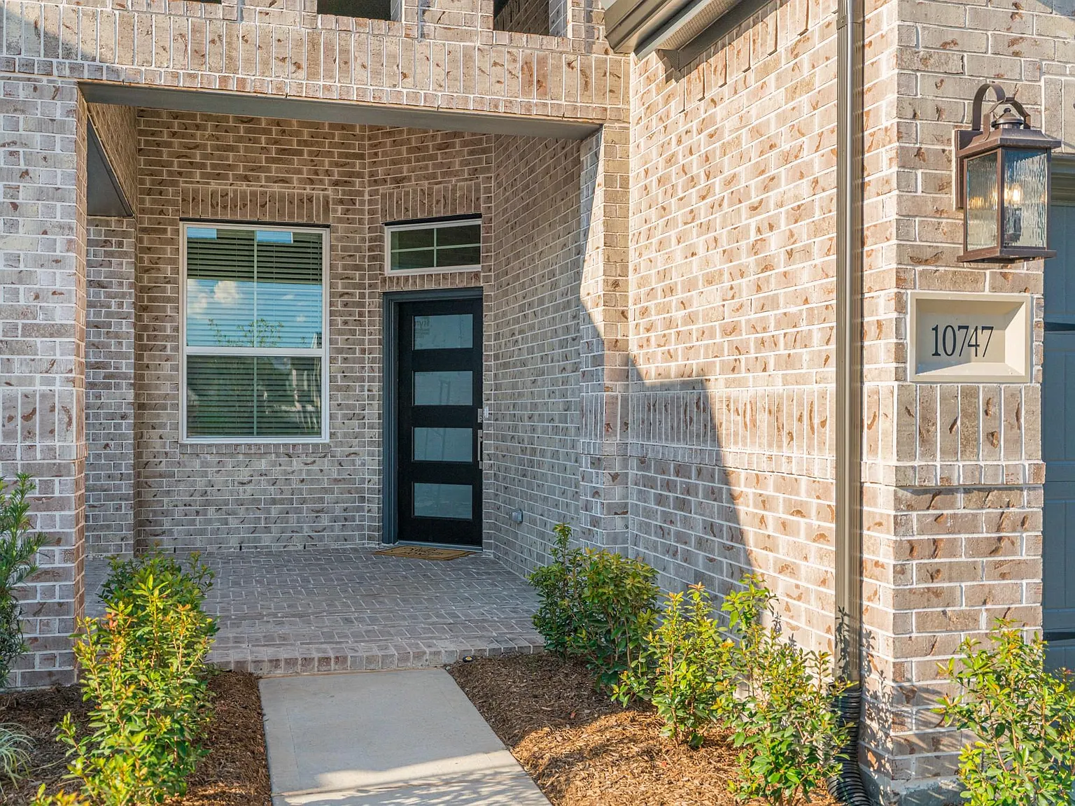3 bed, 2.0 bath, 1697 sqft, $2,450 — Photo 3