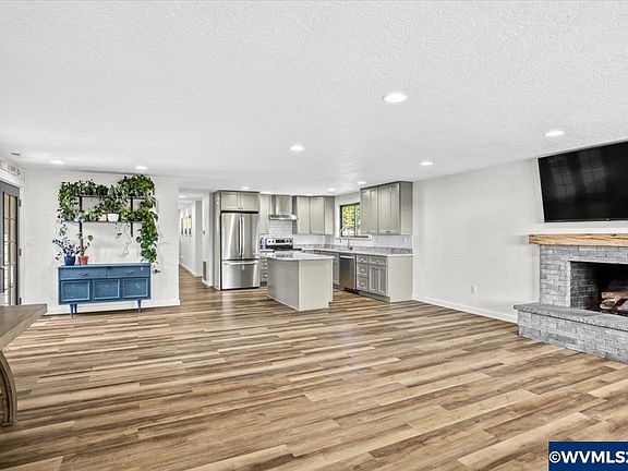 3rd image of 5843 Peterson Ln NE