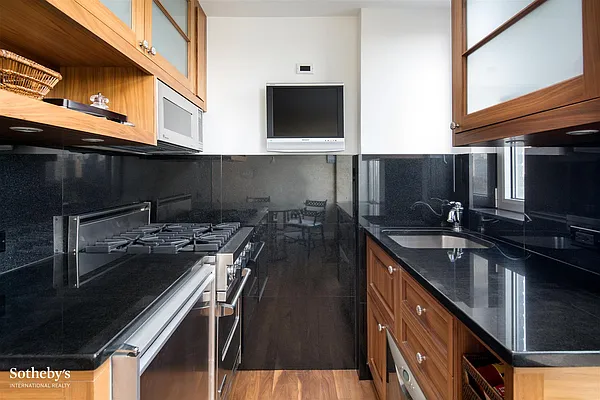 Sold by Sotheby's International Realty | media 6