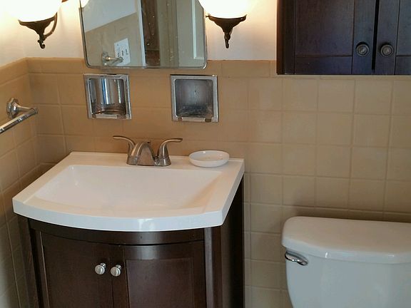 Full bathroom second floor