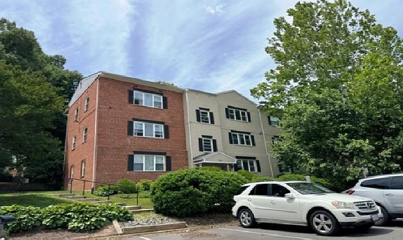 1st image of 3051 Patrick Henry Dr