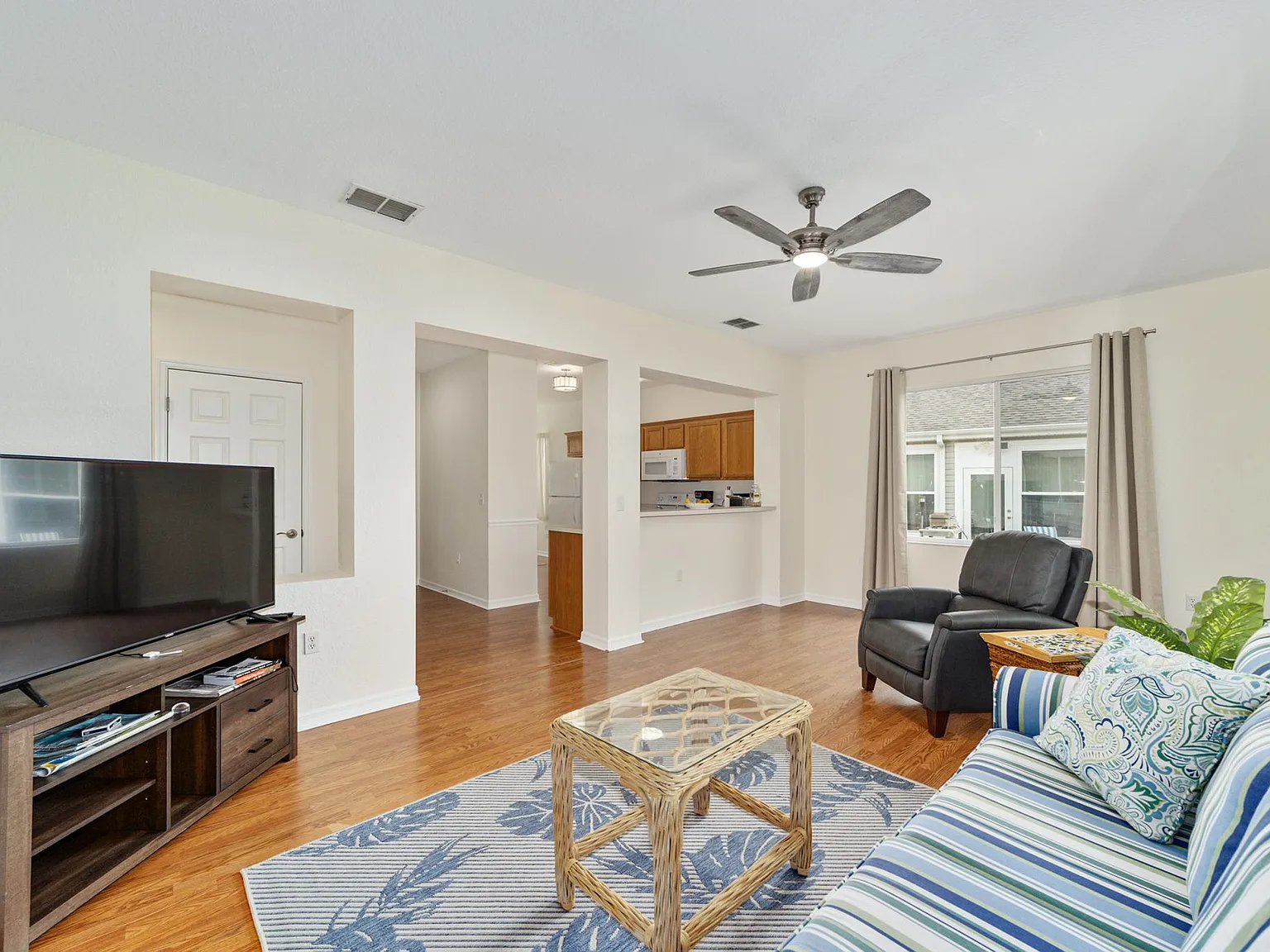 2 bed, 1259 sqft, $2,150 — Photo 2