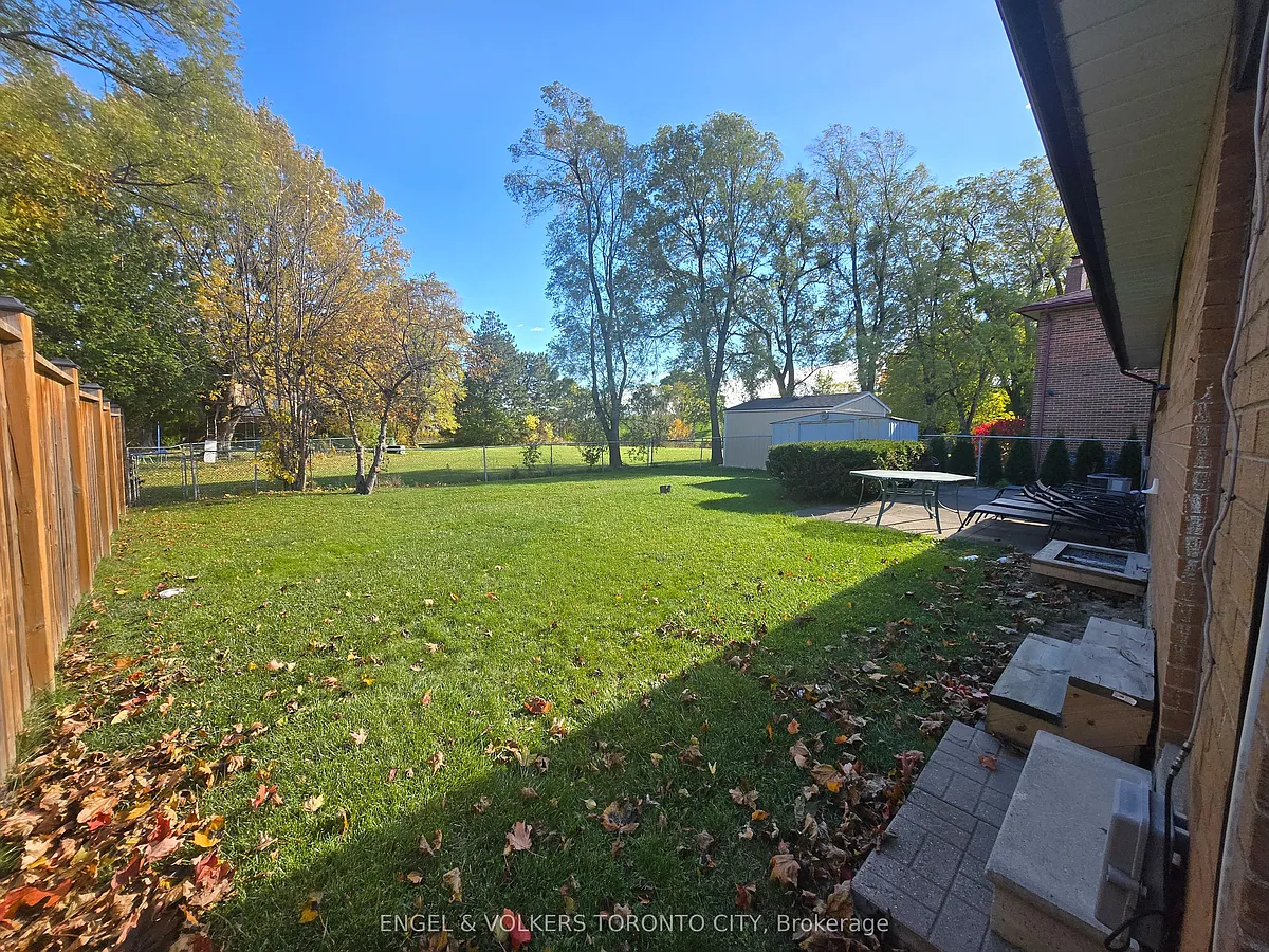 Building Photo - 18 SE Elrose Rd W #B