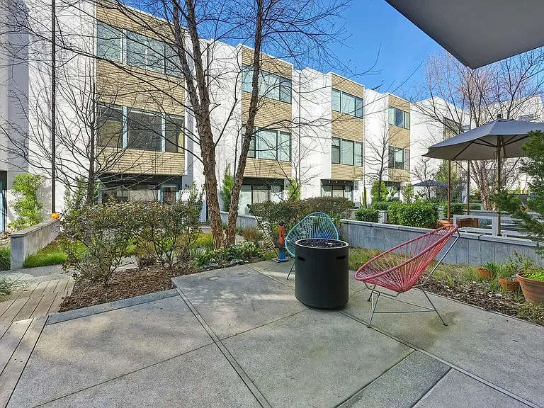 979 Eames Walk — Photo 3