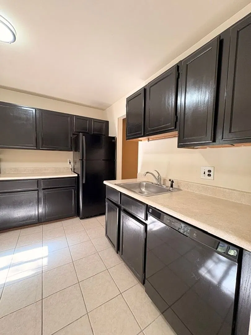 Spacious 3 BR, 2.5 BA townhouse with finished walk-out basement — Photo 2