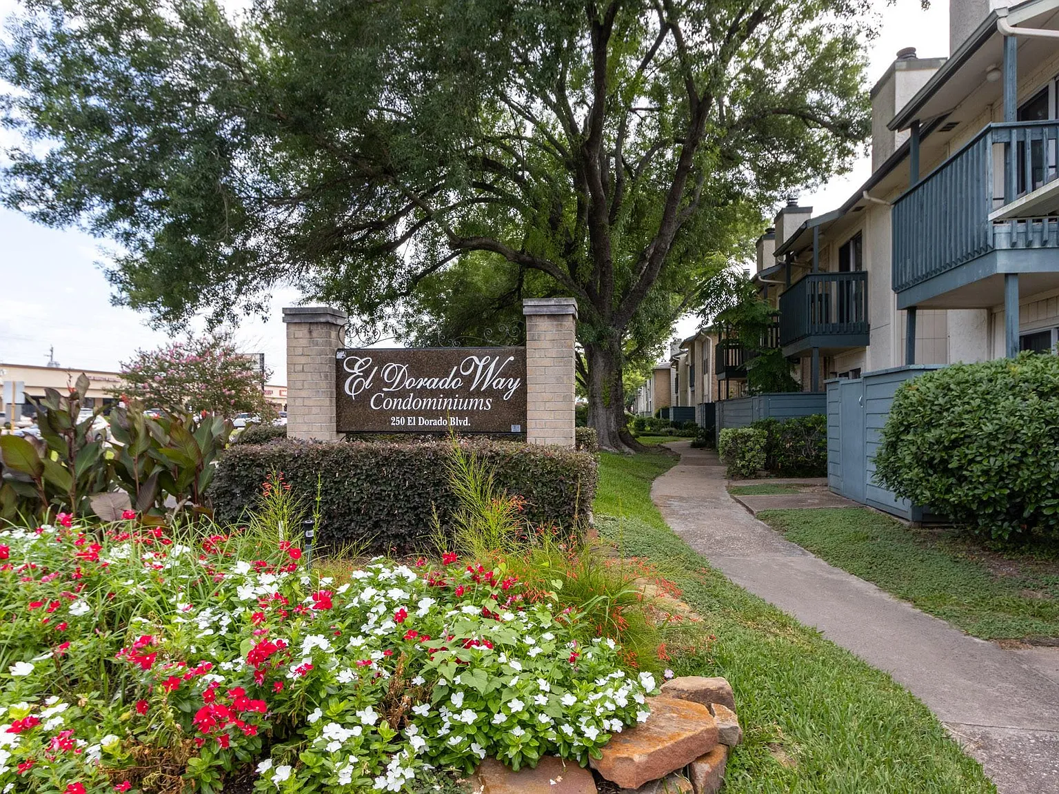 1 bed, 1.5 bath, 964 sqft, $1,350 — Photo 1