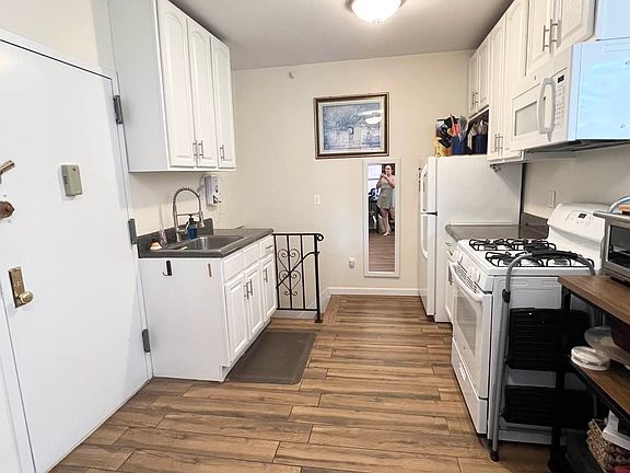 4th image of 2373 37th St APT 1R