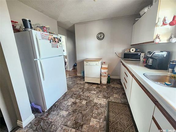 3rd image of 974 Regina Ave