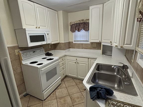 3rd image of 3625 Woodbine Ave