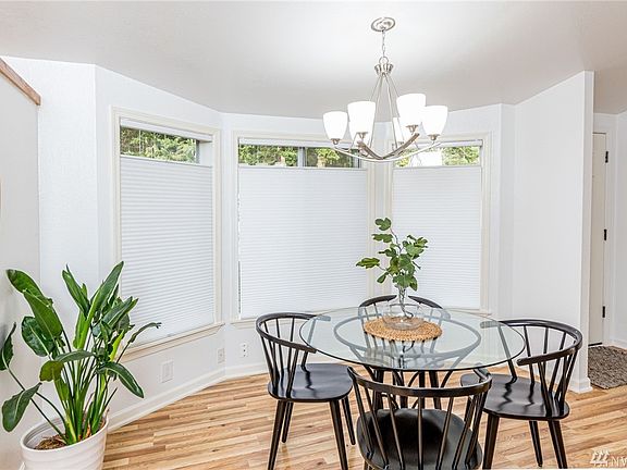 3rd image of 2097 Victoria Ave