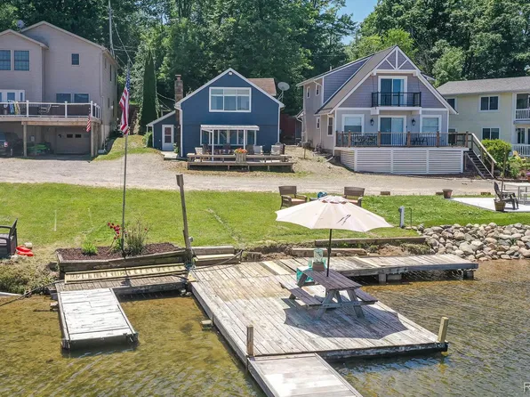 3971 S Shore Dr, Lapeer, MI 48446