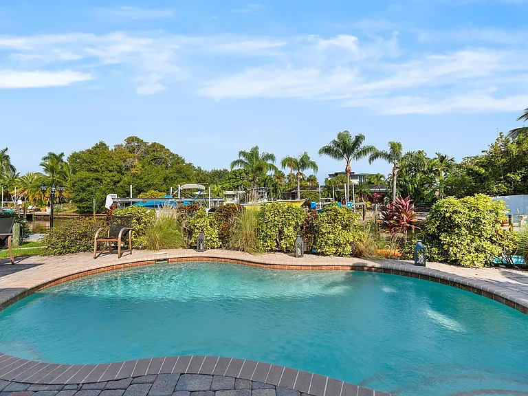 606 Key Royale Dr — Photo 32