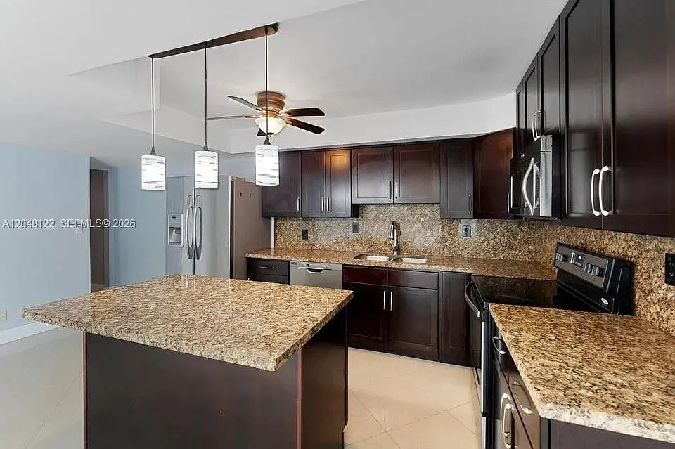 Coral Point Condominium — Photo 4