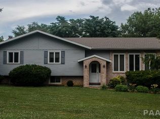 2300 Bay Colony Dr, Pekin, IL 61554