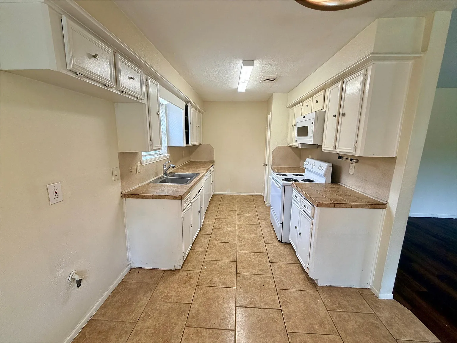 3 bed, 2.0 bath, 1757 sqft, $1,775 — Photo 2