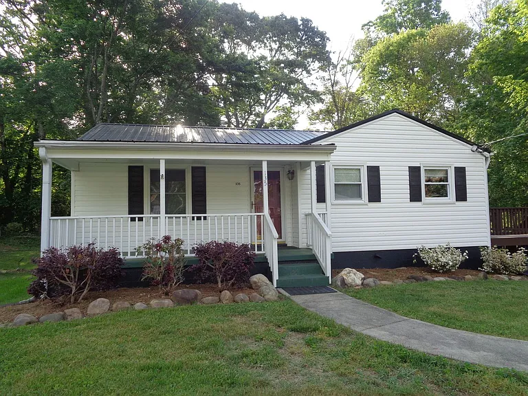 135 Lindbergh St — Photo 2