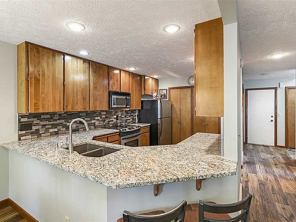 5th image of 724 W Briar Cliff Ct