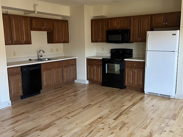 191 College St #402 — Photo 2