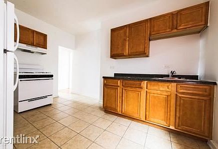 8159 S Drexel Blvd Apartments Chicago Kitchen_02
