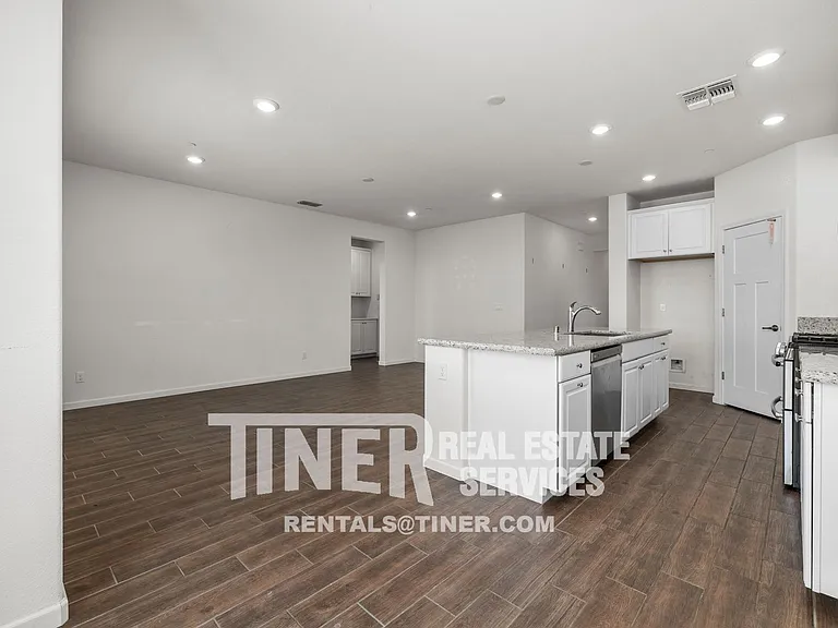 8082 Avanti Dr — Photo 15