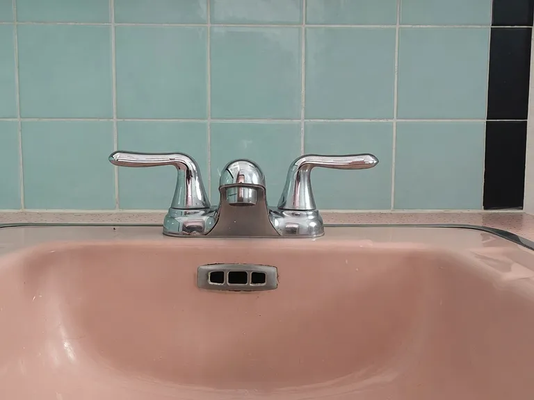 Antique bath sink is the coolest