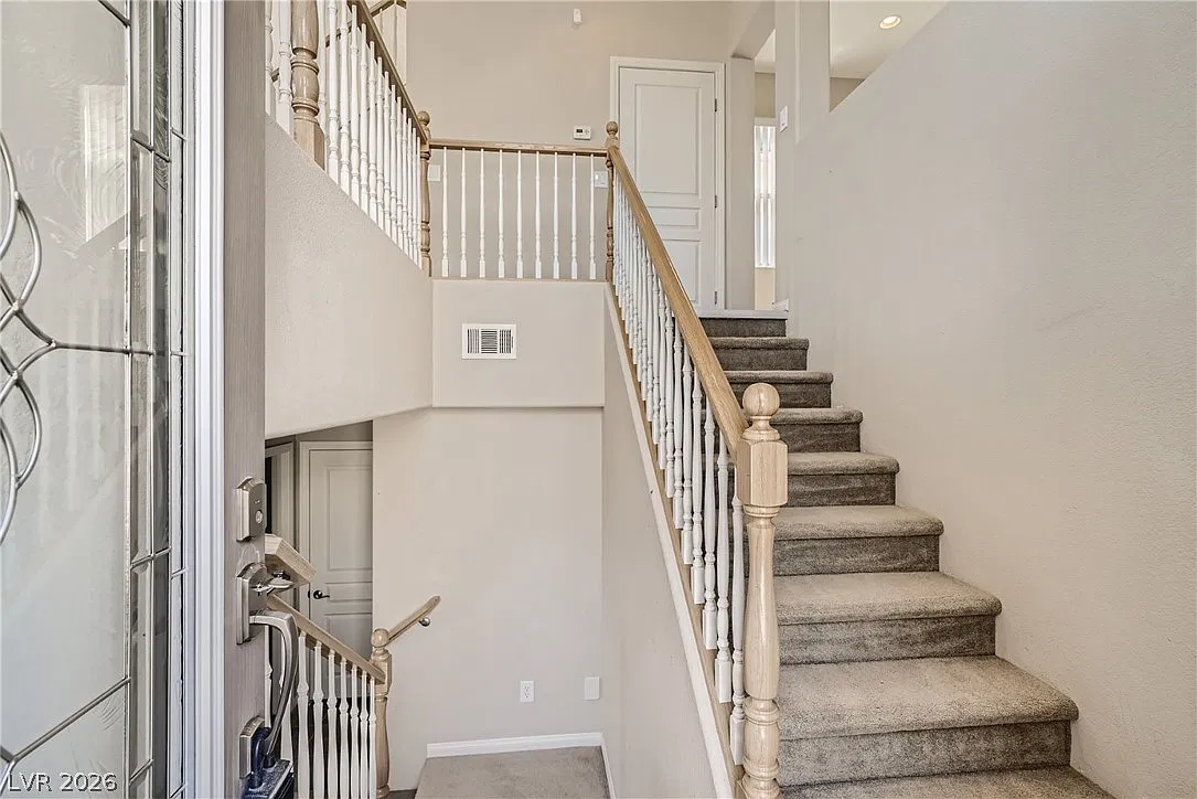 3 bed, 3.5 bath, 1977 sqft, $2,200 — Photo 2