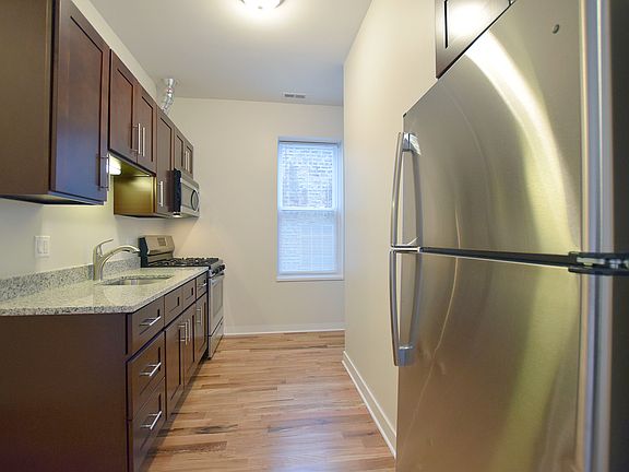 3rd image of 3804 W Montrose Ave #204