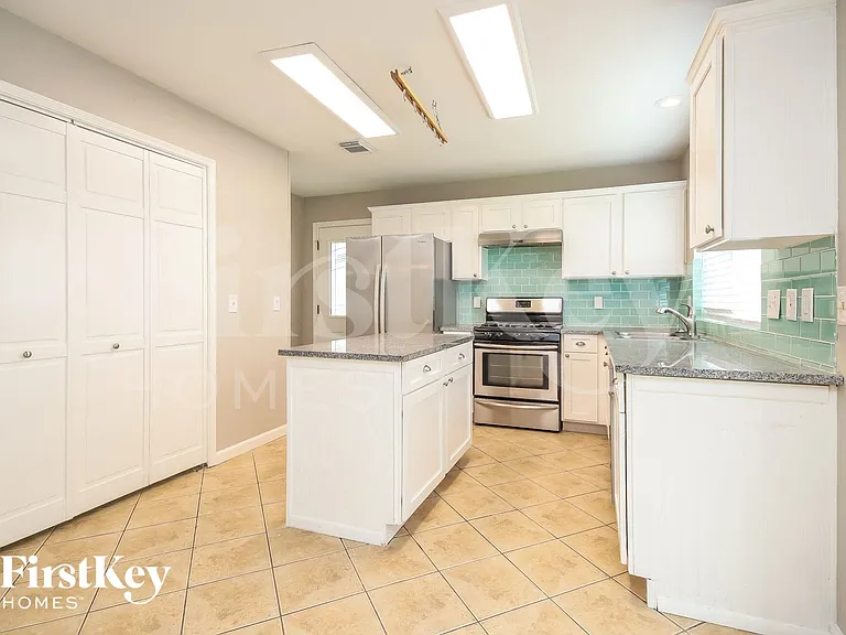 4004 Ashwood Dr — Photo 6
