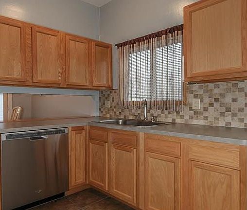 4th image of 916 Eastlake Dr