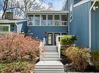 16 Hedge Brook Ln, Stamford, CT 06903