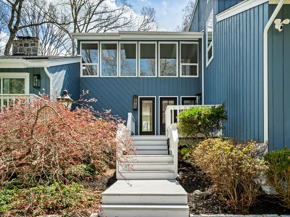 16 Hedge Brook Lane, Stamford, CT 06903