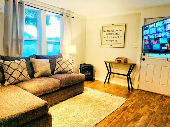 515 5th St SW Unit C, Puyallup, WA 98371
