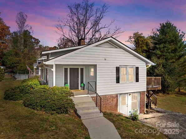 706 Rhodes Park Dr, Hendersonville, NC 28791