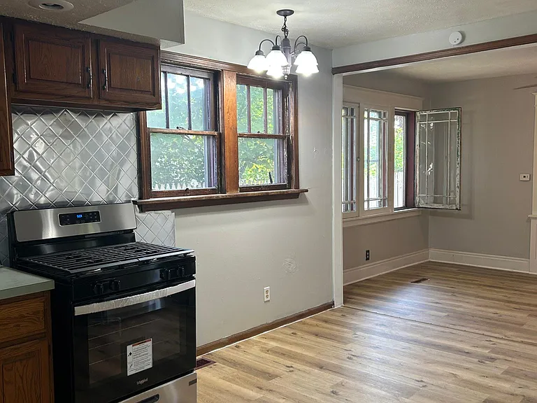 915 Clover St — Photo 13