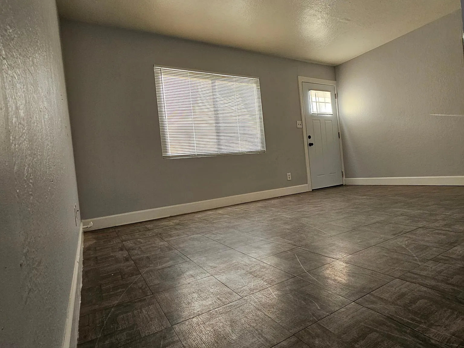 2 bed, 950 sqft, $1,400 — Photo 2