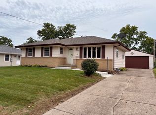 3300 Bel Aire Rd, Des Moines, IA 50310