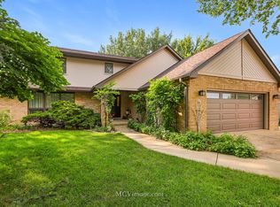 16 Evergreen Pl, Lemont, IL 60439