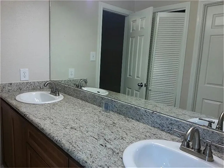 2255 Braeswood Park Dr #135 — Photo 6