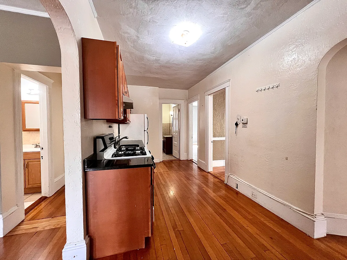 Building Photo - 148 Strathmore Rd #1