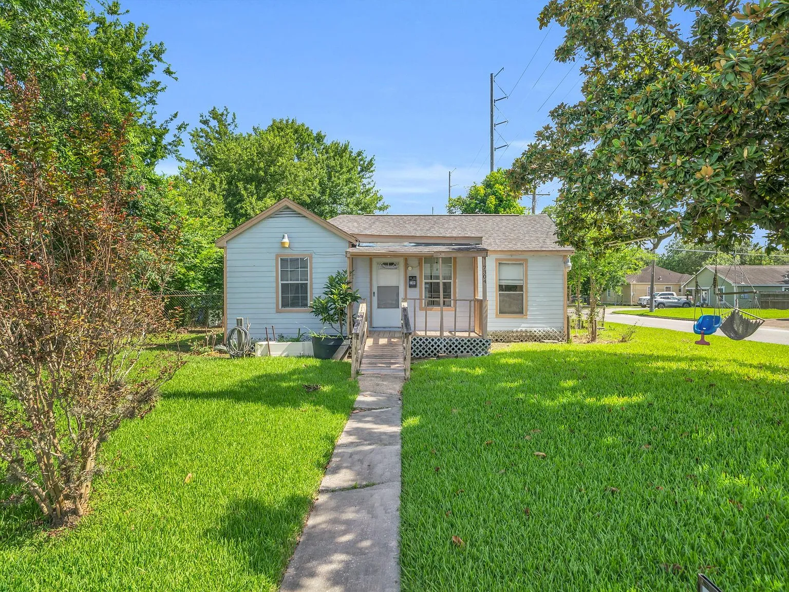 2 bed, 1.0 bath, 932 sqft, $1,200 — Photo 2