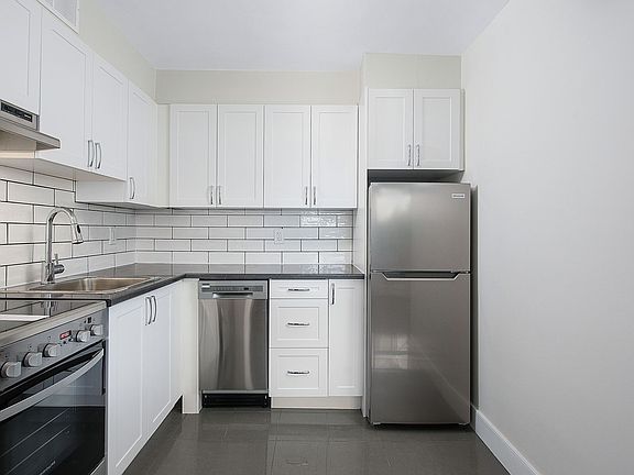 3rd image of 250 Lake St #1114557