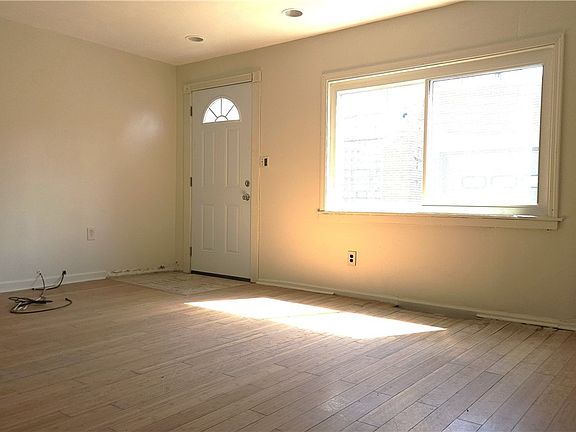 5th image of 1352 Herman St