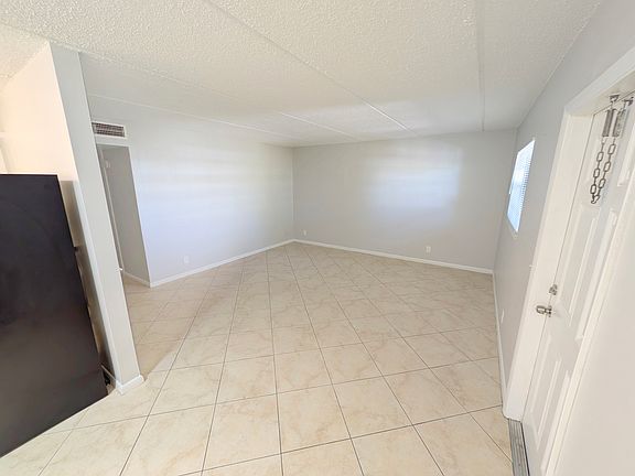 5th image of 318 Southwind Dr APT 18