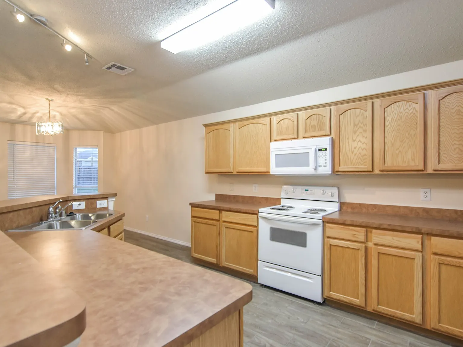 3 bed, 1666 sqft, $2,150 — Photo 3